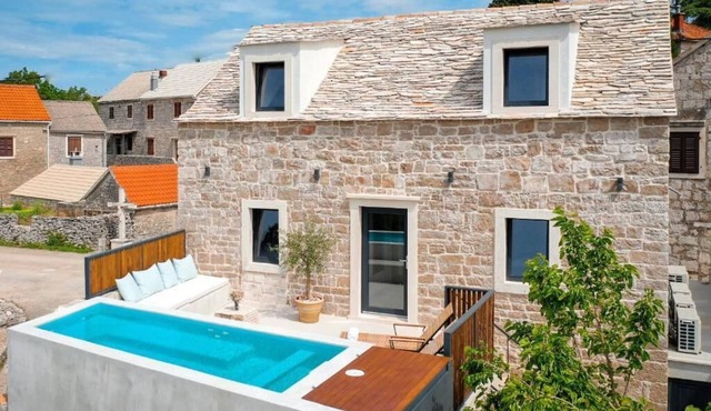 She House - villa with heated pool and sauna - 10 min from the beach