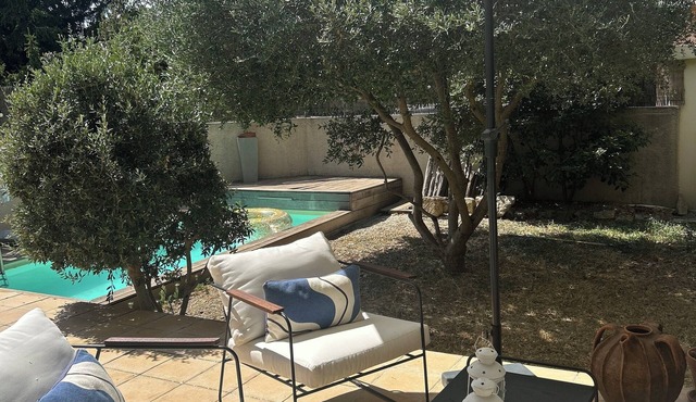 She's got it all! A stone's throw from Avignon and the TGV train station