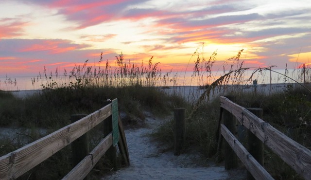 "She Sells Seashells" GULF VIEW Free Ferry ,Parking, Heated Pool, Boat Slip