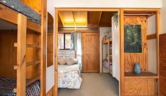Shearer's Quarters (Private Room) - Budget-Friendly, Family Rooms With 1 Double & 2 Single Bunk Beds