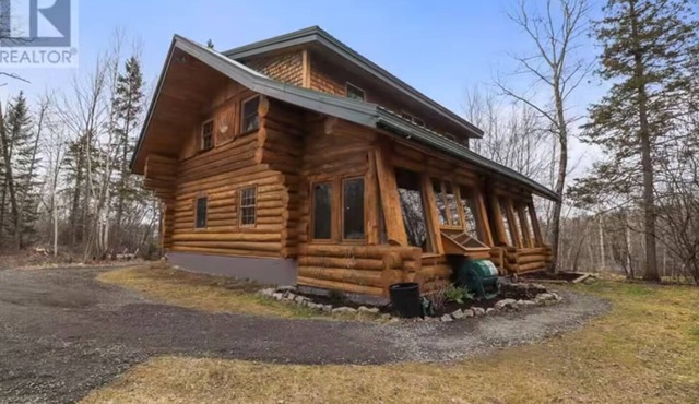 Shediac River Retreat Log home with Hot Tub
