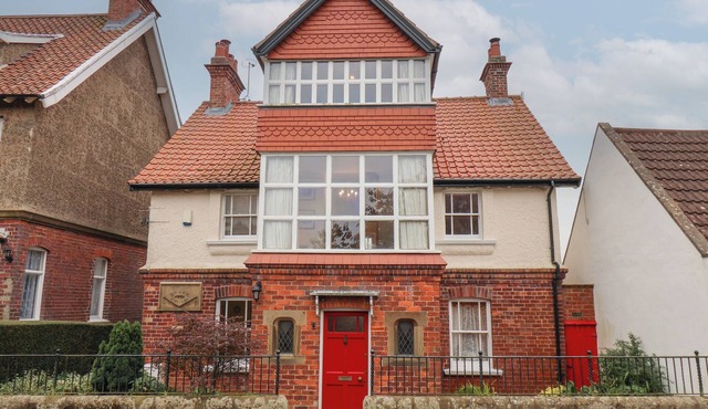 SHEEN COTTAGE, pet friendly, country holiday cottage in Fylingthorpe