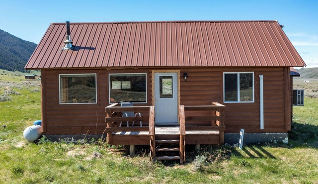 Sheep Creek Cabin B is a cozy retreat offering stunning views: PRIME LOCATION