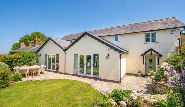 Sheepdown by inspirestays.com - a cottage that sleeps 8 guests in 4 bedrooms