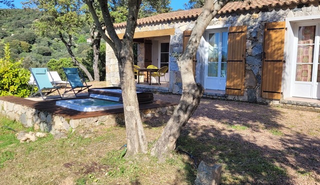 Sheepfold in dry stones with outdoor spa, calm assured