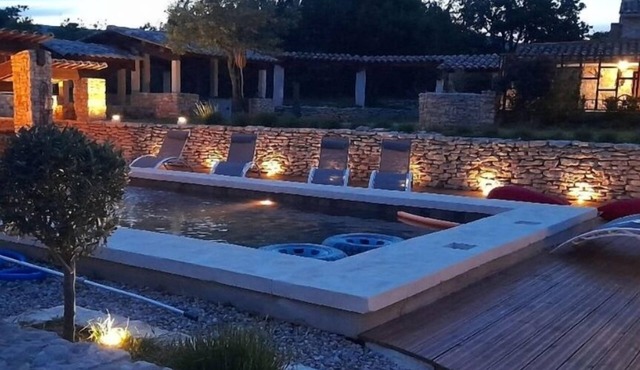 Sheepfold in the pine forest, luberon, swimming pool .absolute quiet, no neighbors