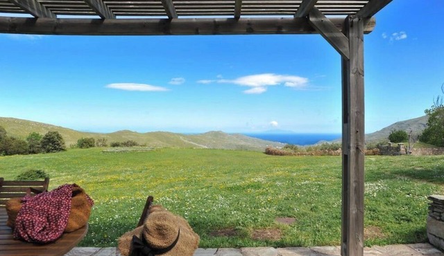 Sheepfolds, swimming pool, between sea and mountains, wide open spaces, panoramic view