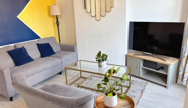 Sheffield 3-bedroom house with free street parking