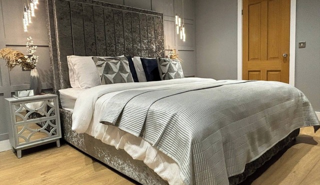 Sheffield-apartment-sleeps4-parking-hottub