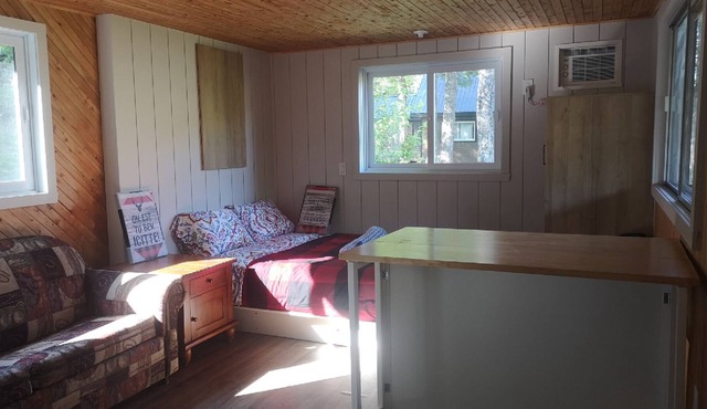 Sheira Shack: riverside, campfire, Wi-Fi, AC, BBQ, for 2, pets welcome!