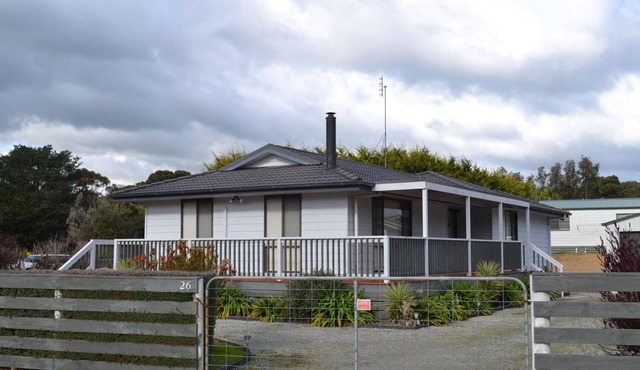 Shelby s Lodge- lovely light filled home