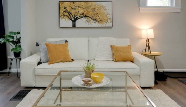 Sheldon Gold - Chic 3BR, Fenced Yard