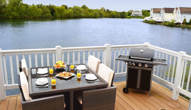 Shelduck Lodge - Pet-friendly Cotswold Lake House