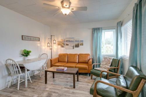 Shell Collector Cottage 2-Bed by the Sea w fireplace