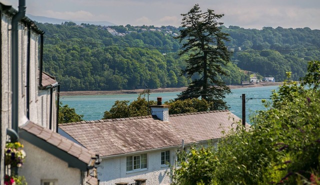 Shell Cottage - a dog that sleeps 4 guests in 2 bedrooms