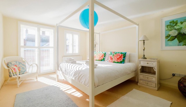 Shell Cottage - sleeps 8 guests in 4 bedrooms