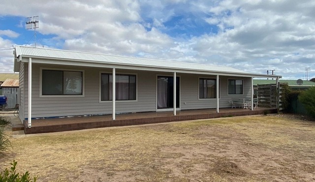 Shell Shack ~ short walk to beach, Port Rickaby