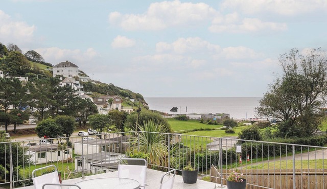 SHELLS COTTAGE, pet friendly, with a garden in Looe