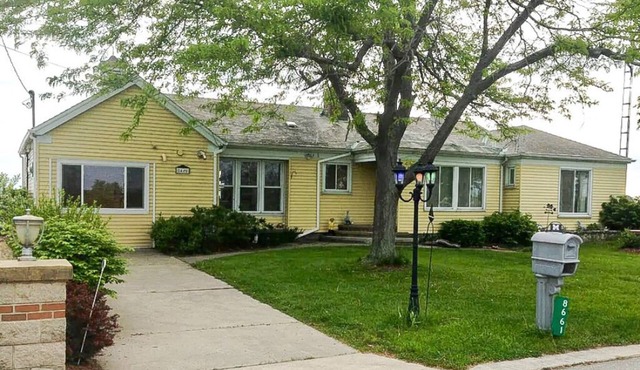 "SHELLSEEKER" 4 BED LAKEFRONT PRIVATE BEACH SLEEPS 14 plus