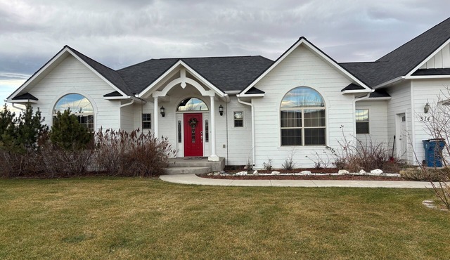 Shelter Grove-30 day rental or longer in the Four Corner area with a hot tub!