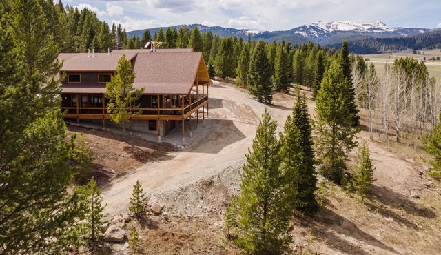Shelterwood Lodge Private Home in Yellowstone up to 8 Guests
