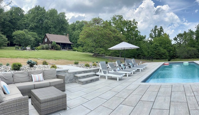 Shenandoah cabin with 4 bedrooms, heated saltwater pool and beautiful views