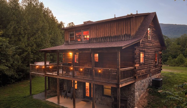 Shenandoah Mountain Majesty Log Cabin on 15 Acres - Hot Tub-1GB Fiber Internet