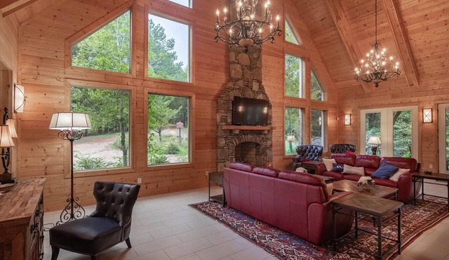 Shenandoah-Style Chalet 5 miles from Vaught Hemingway Stadium.