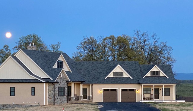 Shenandoah Valley luxury w/stunning orchard & Blue Ridge Mountain views