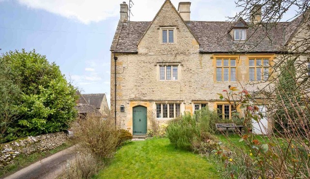 SHENLEY, pet friendly, character holiday cottage in Broadwell