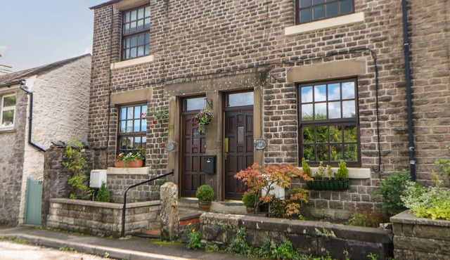 SHENTON COTTAGE, pet friendly, character holiday cottage in Buxton