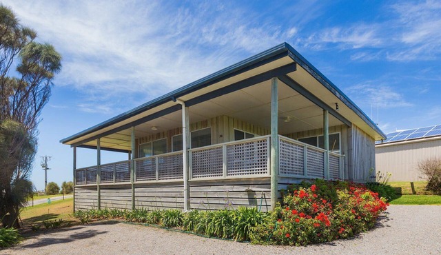 Sheoaks Cottage - Stylish Coastal Living