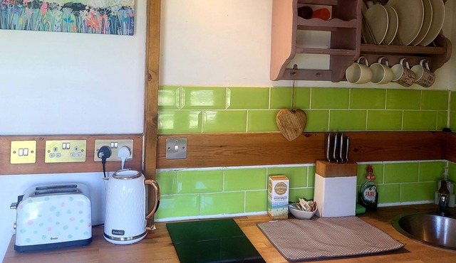 Shephards hut Style Cabin W/wood Fired hot tub