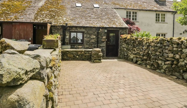 SHEPHERD'S COTTAGE, pet friendly, with open fire in Coniston