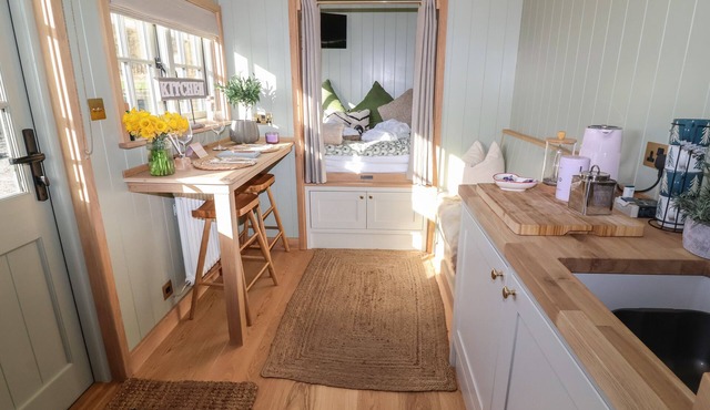 SHEPHERD HUT 1, pet friendly, with open fire in Pateley Bridge