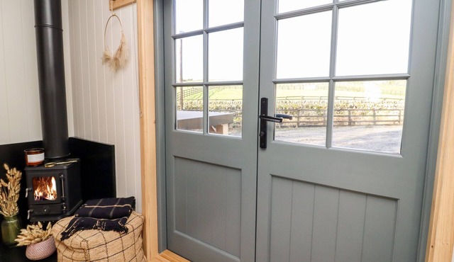 SHEPHERD HUT 2, pet friendly, with open fire in Pateley Bridge