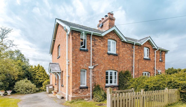 SHEPHERD'S COTTAGE, pet friendly, with open fire in Bridgnorth