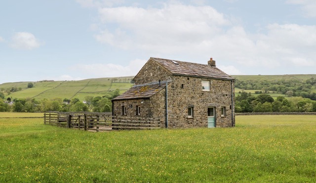 SHEPHERD'S COTTAGE, pet friendly, with a garden in Holwick