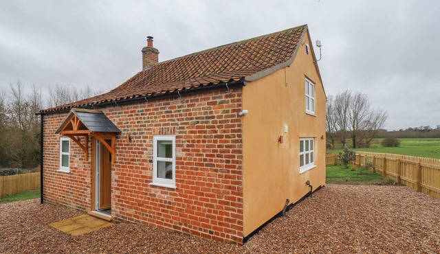 SHEPHERD'S COTTAGE, pet friendly, country holiday cottage in Alford