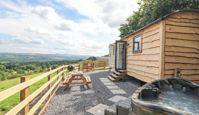 SHEPHERD'S CWTCH, pet friendly, with hot tub in Llandovery