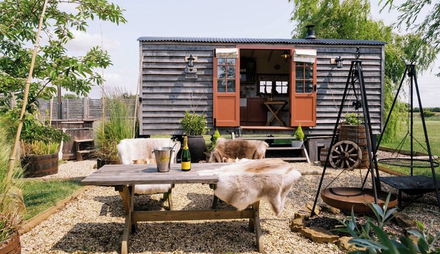 Shepherd's Hut- Hot Tub- Wellness Spa- Wood Burner