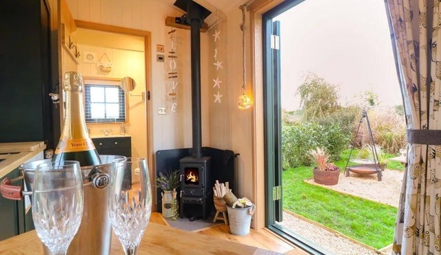 Shepherd's Hut- Hot Tub- Wellness Spa- Wood Burner