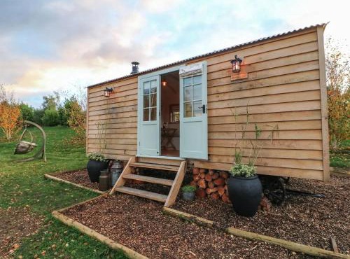 Shepherd's Hut- Hot Tub- Wellness Spa- Wood Burner