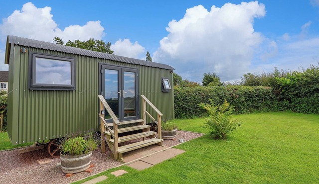 SHEPHERD'S HUT, pet friendly, with a garden in Bangor-On-Dee