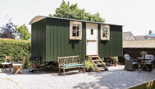 SHEPHERD'S HUT, romantic, with open fire in Castleton, Peak District