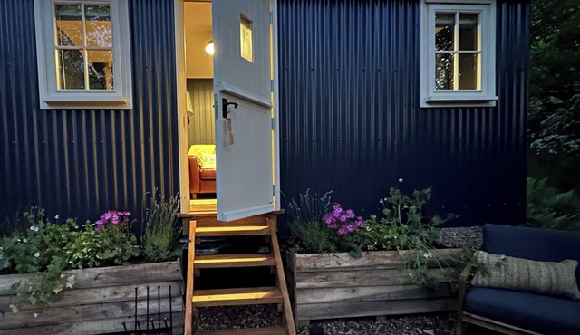 Shepherd's Hut - Sleeps 2 - Pet friendly - Parking