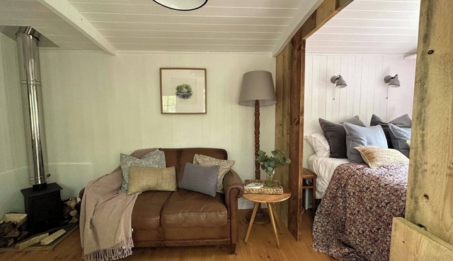 Shepherd's Hut - Sleeps 2 - Pet friendly - Parking