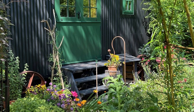 Shepherd's Hut with wood fired hot tub near Bath