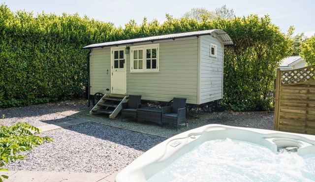 Shepherd's hut with hot tub in its own secluded garden