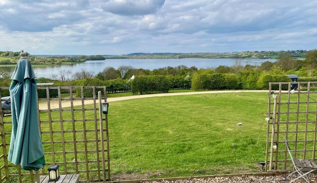 Shepherd's Hut With Wood-Fired Hot Tub And Epic Views Over Rutland Water